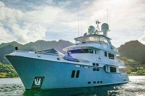 Power-Yacht-Charter-VivieRae-II